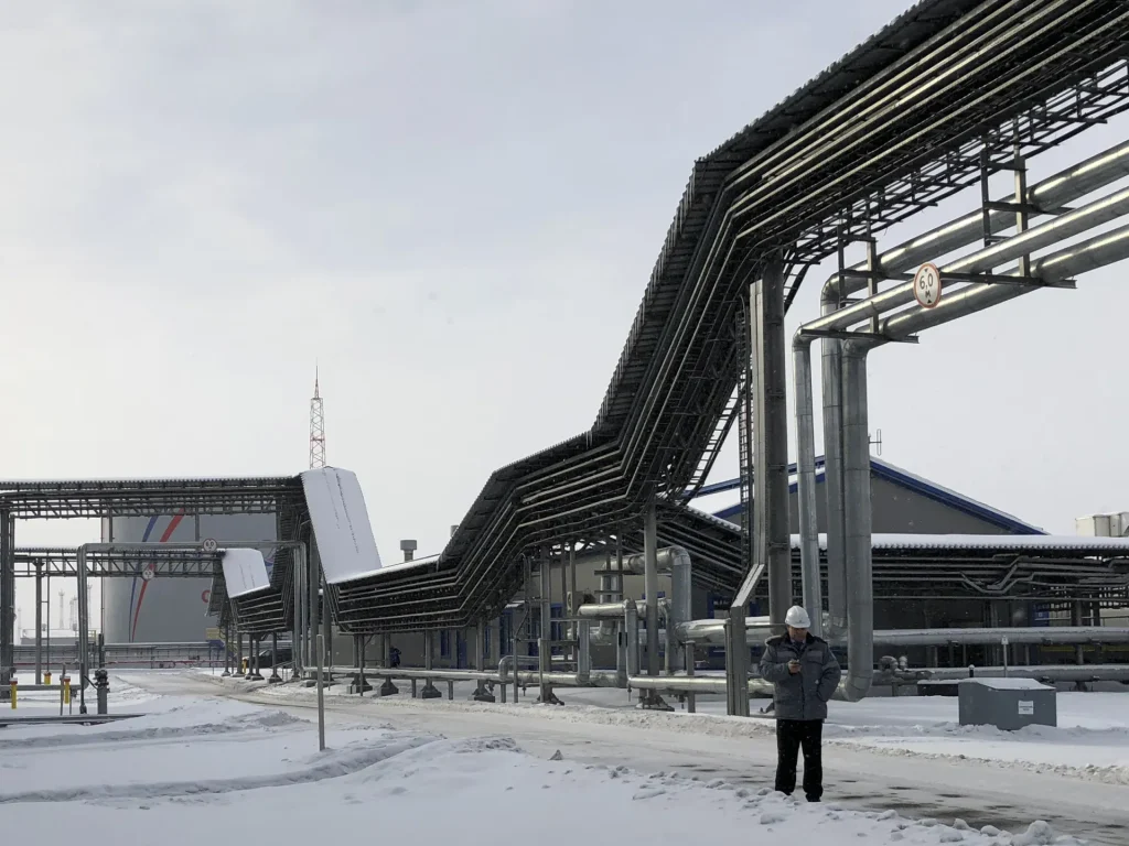 I droni colpiscono nuovamente il porto russo di Ust-Luga mentre i funzionari dell'UE visitano l'Ucraina