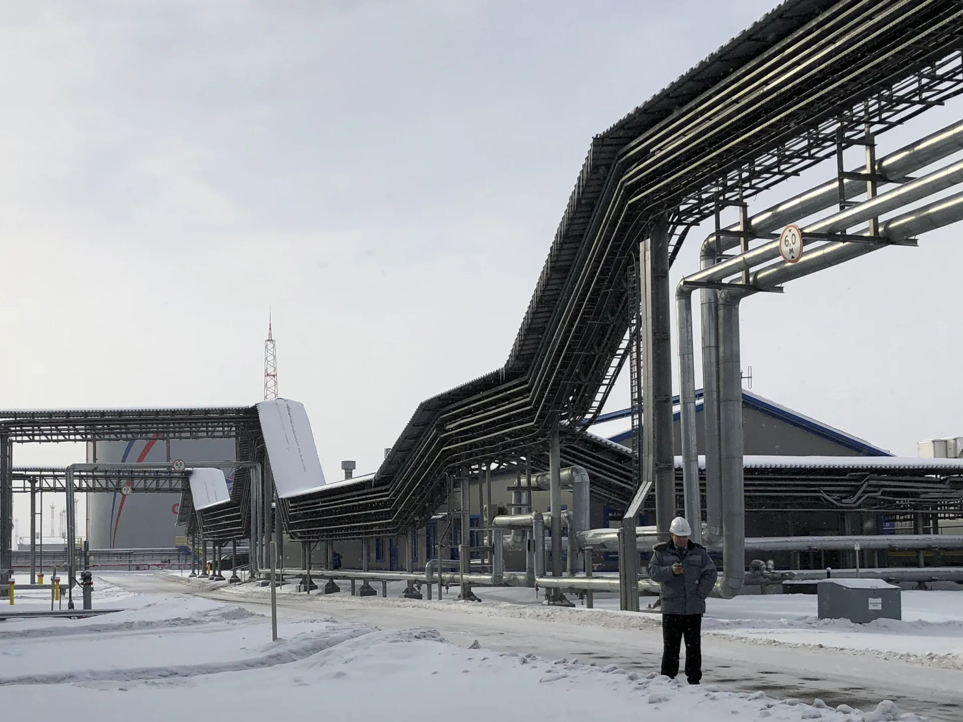 I droni colpiscono nuovamente il porto russo di Ust-Luga mentre i funzionari dell'UE visitano l'Ucraina