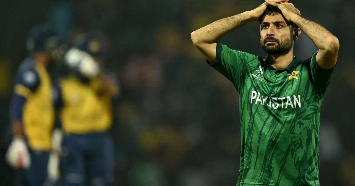 Il Pakistan supera il thriller all'ultima palla contro lo Sri Lanka ma esce dalla Coppa del Mondo T20