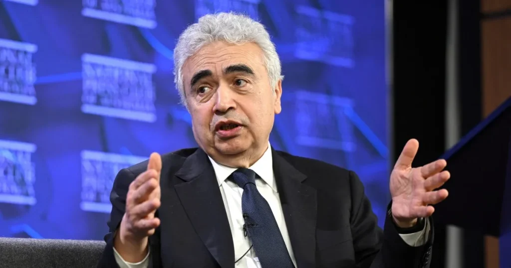 Il mondo è colpito da una crisi energetica peggiore di quella degli shock petroliferi degli anni ’70 messi insieme, dice il capo dell’IEA