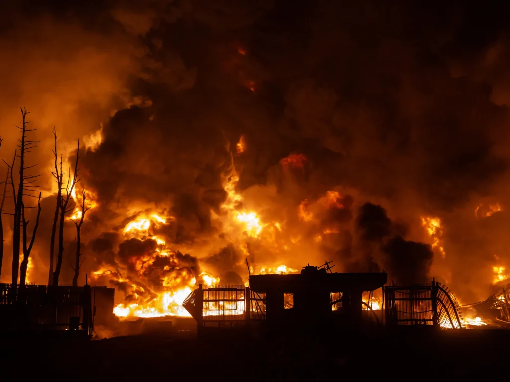 Il petrolio vola oltre i 100 dollari al barile, le azioni crollano mentre infuria la guerra tra Stati Uniti e Israele contro l’Iran