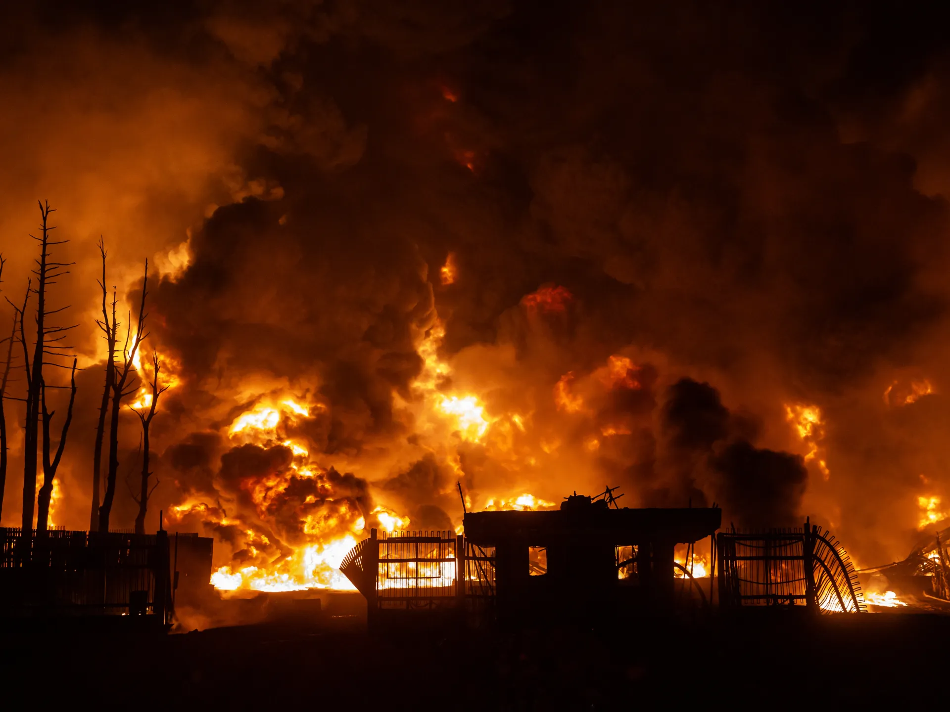 Il petrolio vola oltre i 100 dollari al barile, le azioni crollano mentre infuria la guerra tra Stati Uniti e Israele contro l’Iran