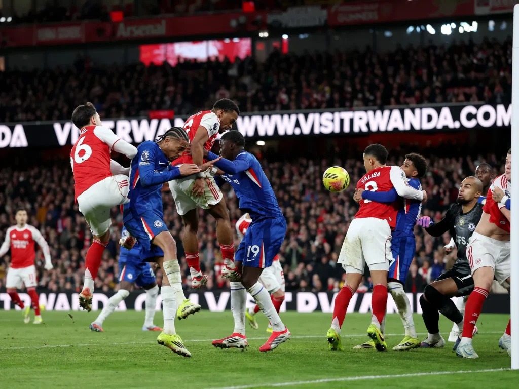 L'Arsenal ripristina i cinque punti di vantaggio in testa alla classifica vincendo 2-1 sul Chelsea