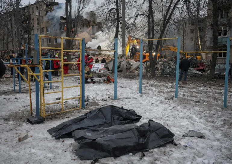 Borse con corpi di persone trovate sotto i detriti di un condominio colpito durante gli attacchi missilistici russi notturni, nel corso dell'attacco della Russia all'Ucraina, a Kharkiv, Ucraina, 7 marzo 2026. REUTERS/Vyacheslav Madiyevskyy IMMAGINI TPX DEL GIORNO