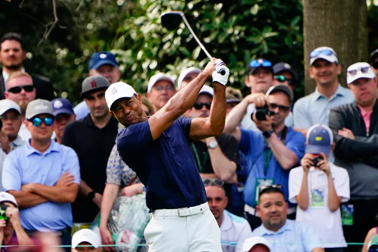 Tiger Woods si esercita