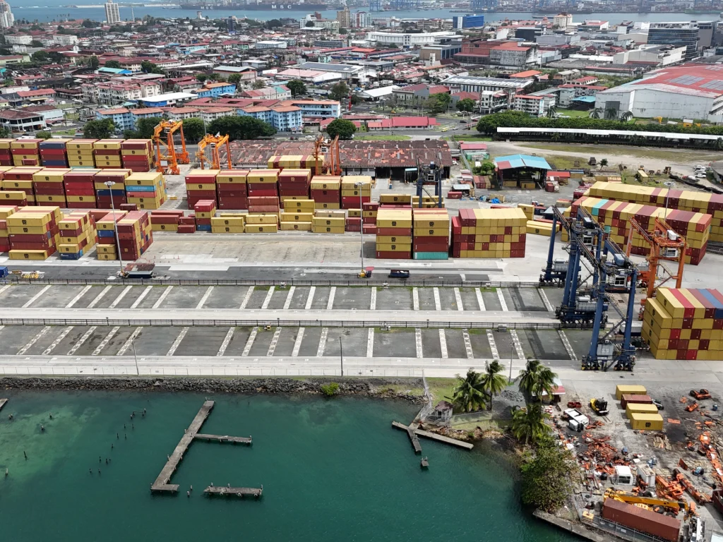 Una società collegata a Hong Kong denuncia la perquisizione degli uffici portuali del Canale di Panama