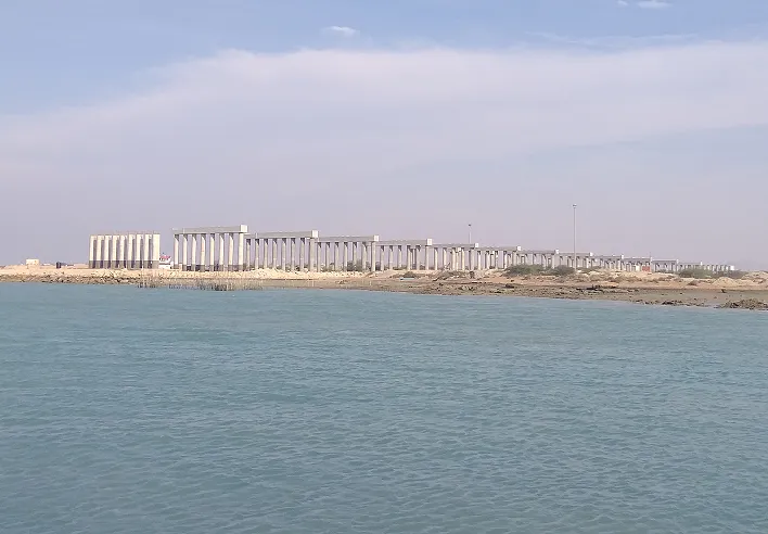 foto che mostra le massicce fondamenta e i cassoni del Ponte del Golfo Persico nell'acqua
