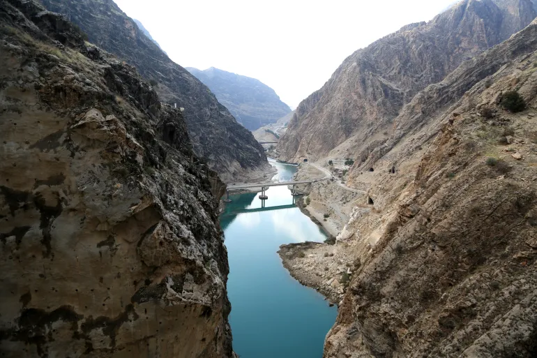 LORDEGAN, IRAN - 24 DICEMBRE: Una veduta aerea della diga Karun-4, la più grande diga a doppio arco del Medio Oriente, il 24 dicembre 2023 a Lordegan, Iran. Karun-4 si trova nella città di Lordegan nella provincia di Chaharmehal e Behtiyari. Si prevede che la diga genererà 2100 gigawatt di energia all'anno e il suo ponte ad arco è conosciuto come il più grande ponte a doppia arcata dell'Iran con un'altezza di 230 metri. Secondo l'agenzia di stampa IRNA, il 60% delle dighe più importanti del paese sono vuote a causa della mancanza di precipitazioni nel paese quest'anno. (Foto di Fatemeh Bahrami/Anadolu tramite Getty Images)