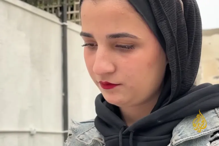 Mona Al-Mashharawi avrebbe dovuto recarsi in Algeria per i suoi studi universitari, ma la guerra e i confini sigillati l’hanno tenuta intrappolata a Gaza per oltre due anni. [Screengrab/Oltre La Linea]