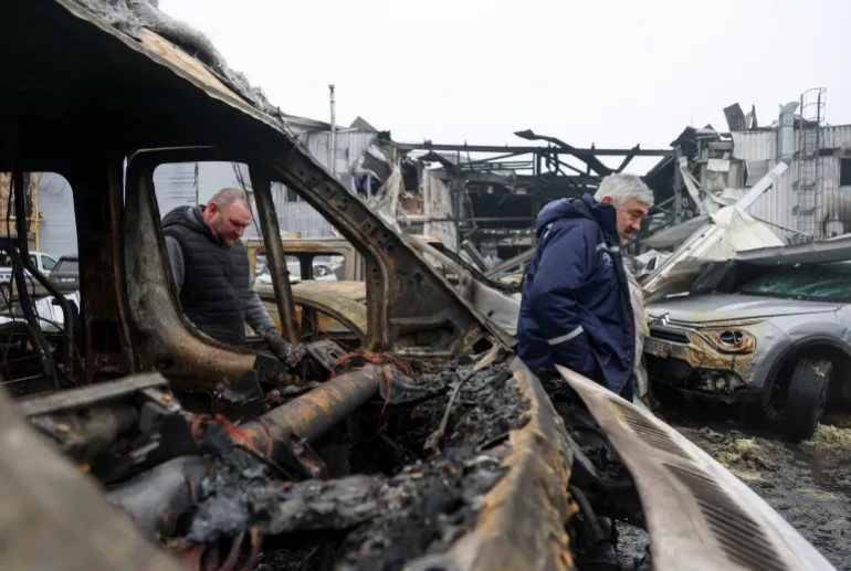 epa12734232 Popoli ucraini esaminano il luogo dell'attacco russo notturno alla zona residenziale di Odessa, Ucraina, il 13 febbraio 2026, nel mezzo dell'invasione russa in corso. Secondo il servizio statale di emergenza, almeno una persona è stata uccisa e altre sei sono rimaste ferite durante l'attacco russo a Odessa. EPA/IGOR MASLOV 110091