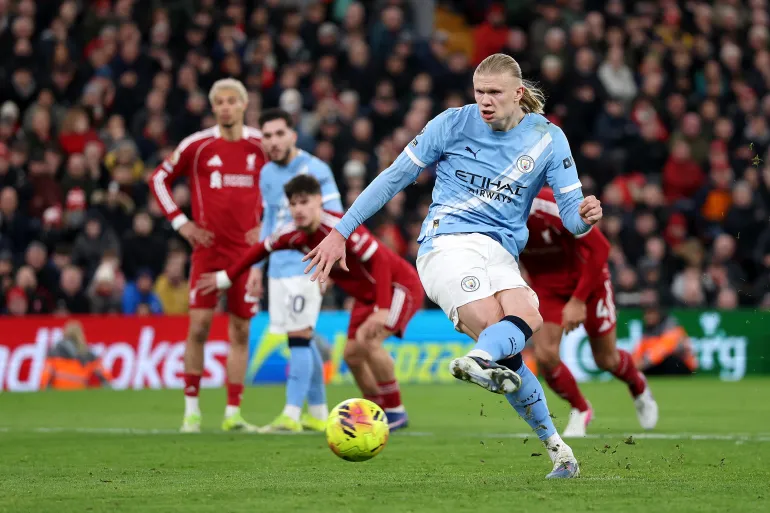 LIVERPOOL, INGHILTERRA - 8 FEBBRAIO: Erling Haaland del Manchester City segna il secondo gol della sua squadra dal dischetto durante la partita della Premier League tra Liverpool e Manchester City ad Anfield l'8 febbraio 2026 a Liverpool, in Inghilterra. (Foto di Michael Regan/Getty Images)