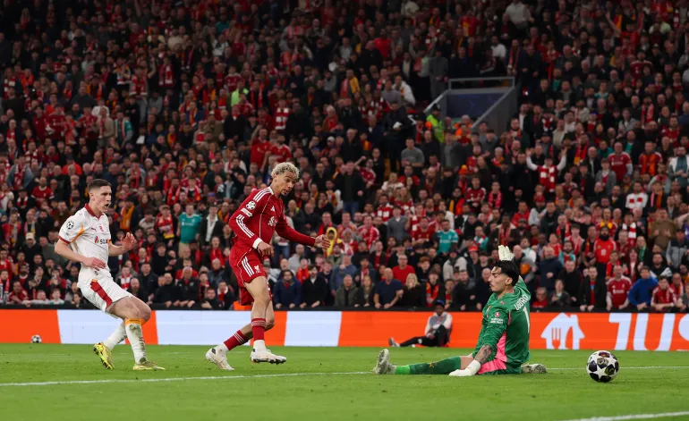 LIVERPOOL, INGHILTERRA - 18 MARZO: Hugo Ekitike del Liverpool segna il secondo gol della sua squadra contro Ugurcan Cakir del Galatasaray AS durante la partita di seconda tappa della UEFA Champions League 2025/26 tra il Liverpool FC e il Galatasaray SK ad Anfield il 18 marzo 2026 a Liverpool, in Inghilterra. (Foto di Michael Regan/Getty Images)