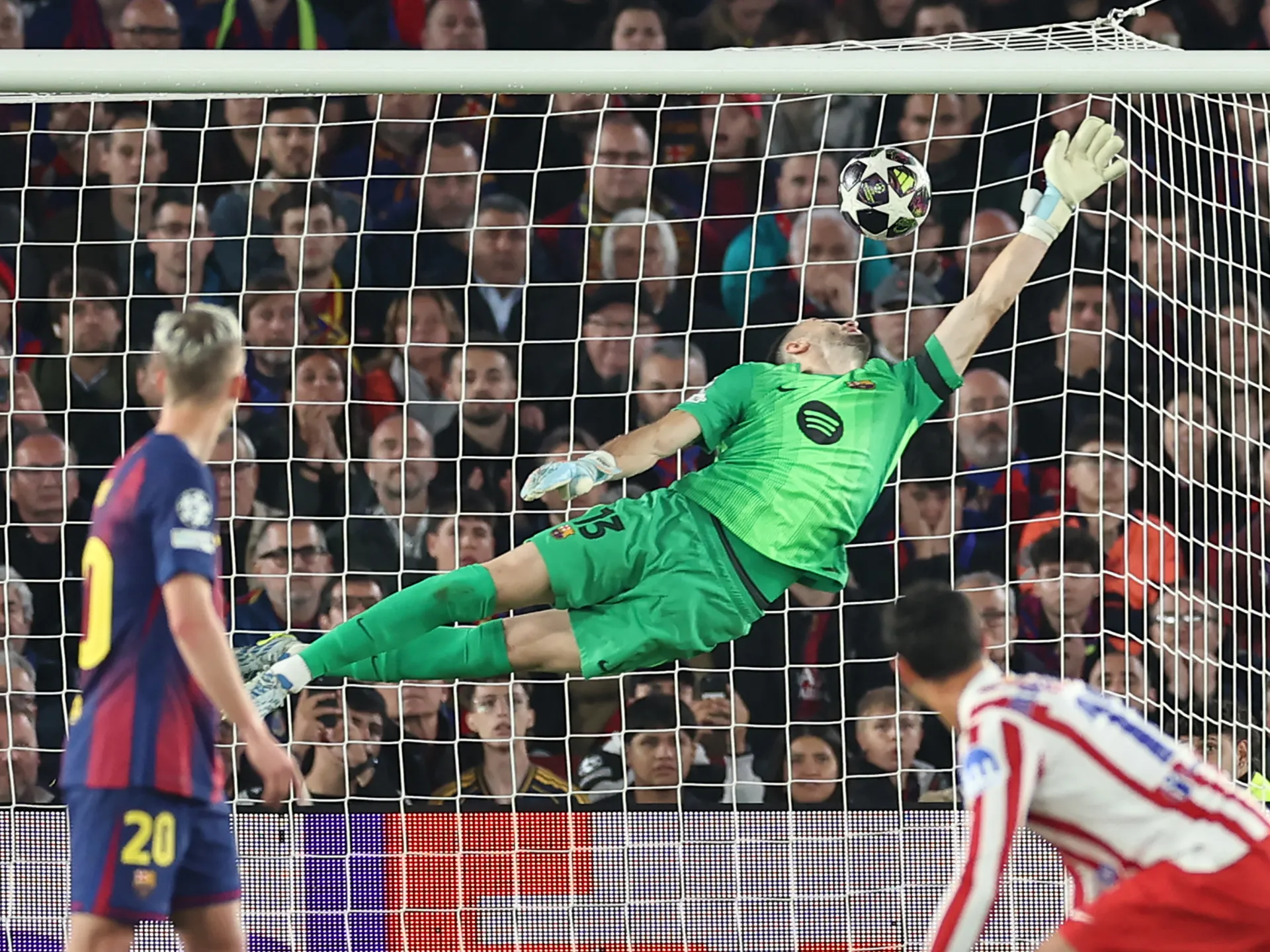 L'Atletico Madrid sorprende il Barcellona in dieci uomini per 2-0 nei quarti di finale di Champions League
