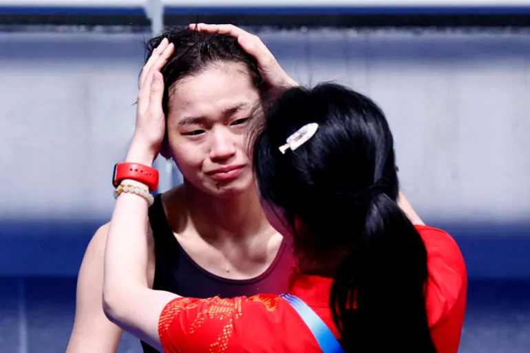 Olimpiadi di Parigi 2024 - Immersioni - Finale della piattaforma da 10 m per donne - Centro Acquatico, Saint-Denis, Francia - 06 agosto 2024. Quan Hongchan della Cina reagisce dopo aver vinto. REUTERS/Gonzalo Fuentes