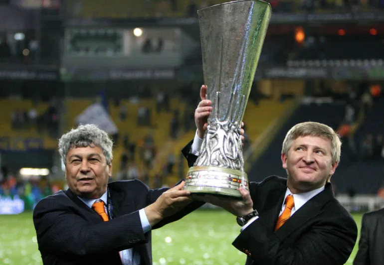 FILE PHOTO: Calcio Calcio - Shakhtar Donetsk v Werder Bremen - Finale Coppa UEFA - Stadio Sukru Saracoglu, Istanbul, Turchia - 08/09 - 20/5/09 L'allenatore di Shakhtar Donetsk Mircea Lucescu celebra la vittoria con in mano il Trofeo Coppa UEFA con il presidente di Shakhtar Donetsk Rinat Akhmetov Action Images via Reuters / Carl Recine/File Photo