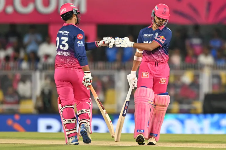 I giocatori di cricket indiani dei Rajasthan Royals Yashasvi Jaiswal e Vaibhav Suryavanshi si scontrano con i pugni durante la partita T20 della Premier League indiana 2026 tra Rajasthan Royals e gli indiani di Mumbai al Barsapara Cricket Stadium di Guwahati il 7 aprile 2026. (Foto di BIJU BORO / AFP) / -- IMMAGINE RISERVATA ALL'USO EDITORIALE - STRETTAMENTE NON PER USO COMMERCIALE --