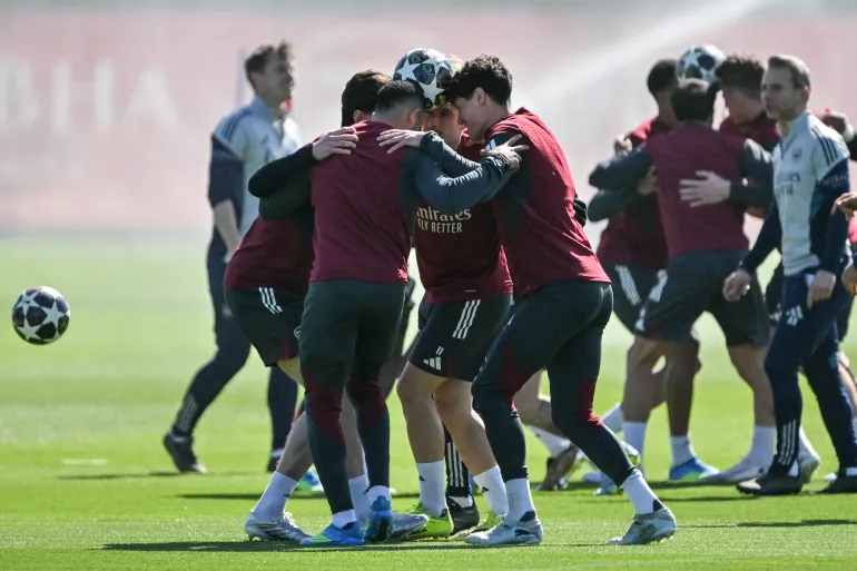 I giocatori cercano di trasportare la palla senza farla cadere mentre prendono parte a una sessione di allenamento della squadra presso il centro di allenamento dell'Arsenal a London Colney, a nord di Londra, il 6 aprile 2026, alla vigilia della partita di calcio d'andata dei quarti di finale della UEFA Champions League contro lo Sporting in Portogallo. (Foto di Glyn KIRK/AFP)
