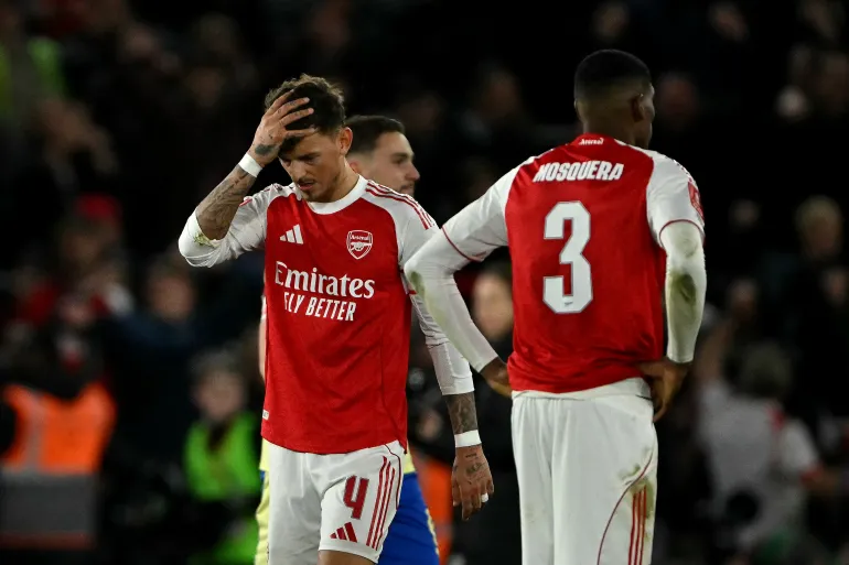 Il difensore inglese n. 04 dell'Arsenal Ben White reagisce dopo la partita di calcio finale dei quarti di fa Cup inglese tra Southampton e Arsenal al St Mary's Stadium di Southampton, Inghilterra meridionale, il 4 aprile 2026. La partita è terminata Southampton 2 Arsenal 1 (foto di Glyn KIRK / AFP) / RISERVATO ALL'USO EDITORIALE. Nessun utilizzo con audio, video, dati, elenchi di partite, loghi di club/campionati o servizi 