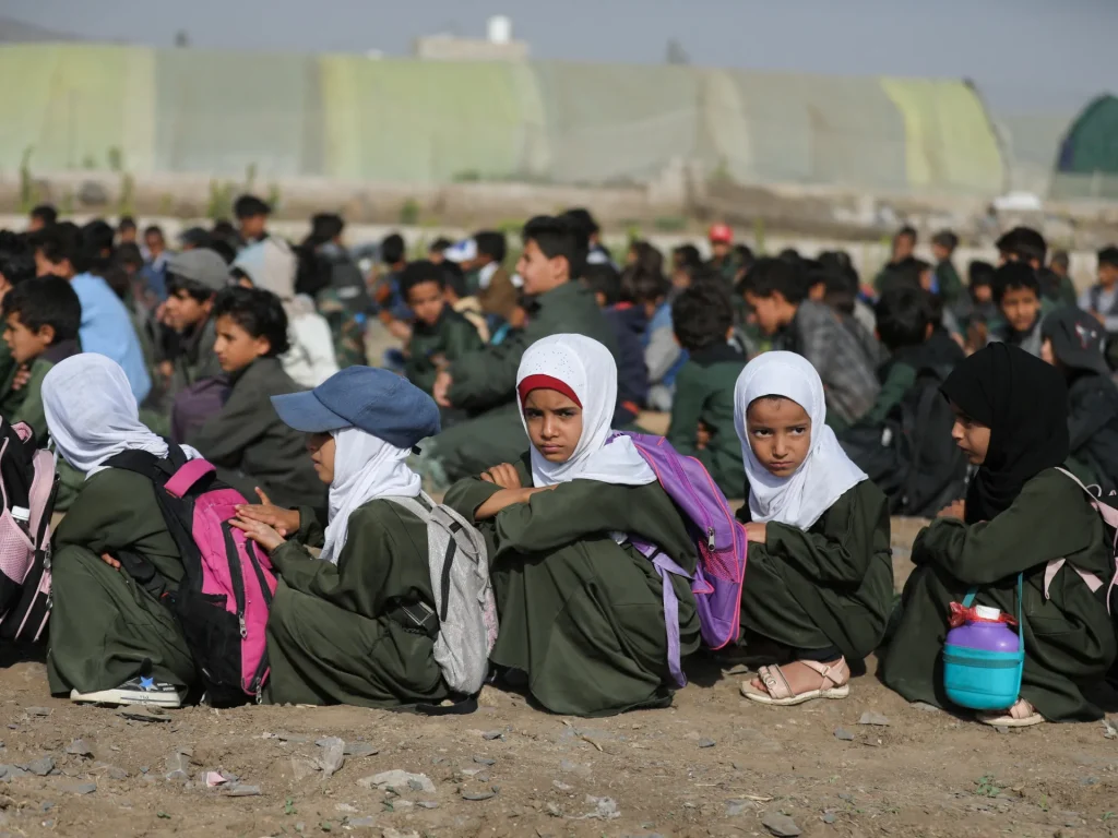 Gli insegnanti dello Yemen sono sull'orlo del baratro a causa del crollo degli stipendi