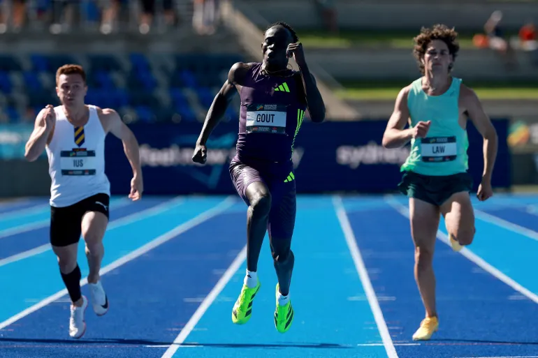 L'australiano Gout Gout (C) gareggia nella finale maschile dei 200 metri ai Campionati australiani di atletica leggera a Sydney il 12 aprile 2026. (Foto di DAVID GRAY / AFP) / -- IMMAGINE RISERVATA A USO EDITORIALE - STRETTAMENTE NON USO COMMERCIALE --