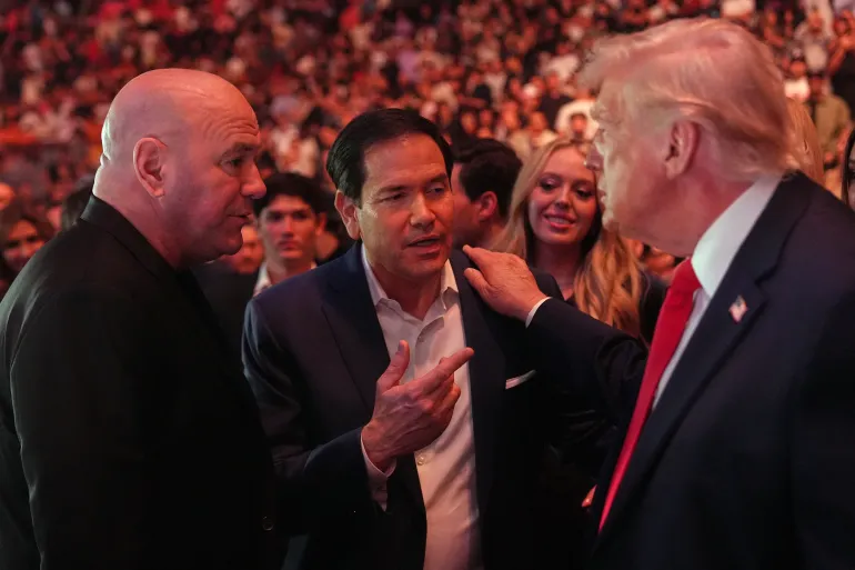 Il presidente degli Stati Uniti Donald Trump parla con l'amministratore delegato e presidente dell'UFC Dana White e il segretario di Stato americano Marco Rubio durante UFC 327: Jiri Prochazka vs Carlos Ulberg al Kaseya Center di Miami, l'11 aprile 2026. (Foto di Julia Demaree Nikhinson / POOL / AFP)