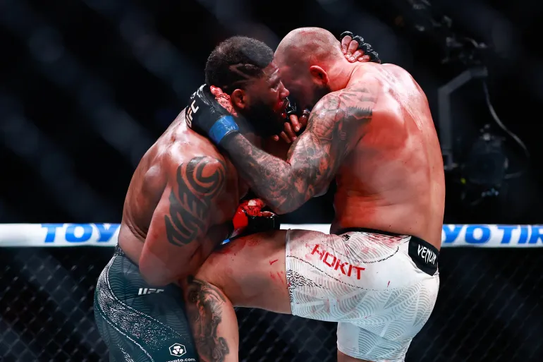 MIAMI, FLORIDA - 11 APRILE: Carlos Ulberg della Nuova Zelanda festeggia dopo la sua vittoria per KO su Jiri Prochazka della Repubblica ceca, non raffigurato, in un incontro per il titolo dei pesi massimi leggeri durante l'UFC 327 al Kaseya Center l'11 aprile 2026 a Miami, Florida. Carmen Mandato/Getty Images/AFP (Foto di Carmen Mandato / GETTY IMAGES NORD AMERICA / Getty Images via AFP)