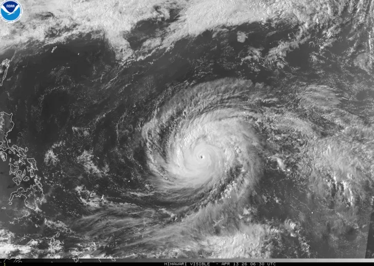 Questa immagine satellitare fornita dalla National Oceanographic and Atmospheric Administration (NOAA) mostra il super tifone Sinlakua nell'Oceano Pacifico, lunedì 13 aprile 2026. (NOAA tramite AP)
