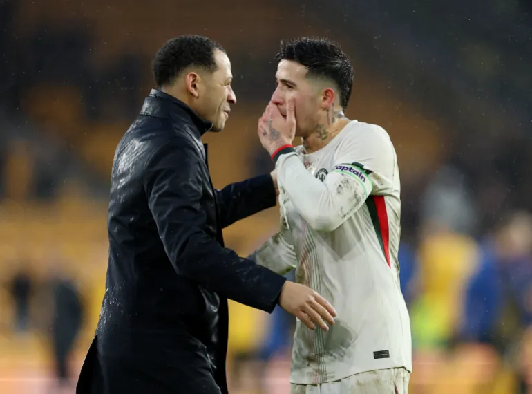 Calcio Calcio - Premier League - Wolverhampton Wanderers v Chelsea - Molineux Stadium, Wolverhampton, Gran Bretagna - 7 febbraio 2026 il manager del Chelsea Liam Rosenior ed Enzo Fernandez festeggiano dopo la partita Action Images solo per USO EDITORIALE di Reuters/Andrew Boyers. NESSUN UTILIZZO CON AUDIO, VIDEO, DATI, ELENCHI DEGLI APPARECCHI, LOGHI DI CLUB/LEGA O SERVIZI 'LIVE' NON AUTORIZZATI. UTILIZZO ONLINE IN PARTITA LIMITATO A 120 IMMAGINI, NESSUNA EMULAZIONE VIDEO. NESSUN UTILIZZO NELLE SCOMMESSE, GIOCHI O PUBBLICAZIONI DI SINGOLI CLUB/LEGA/GIOCATORE. PER ULTERIORI DETTAGLI, CONTATTARE IL VOSTRO RAPPRESENTANTE ACCOUNT.
