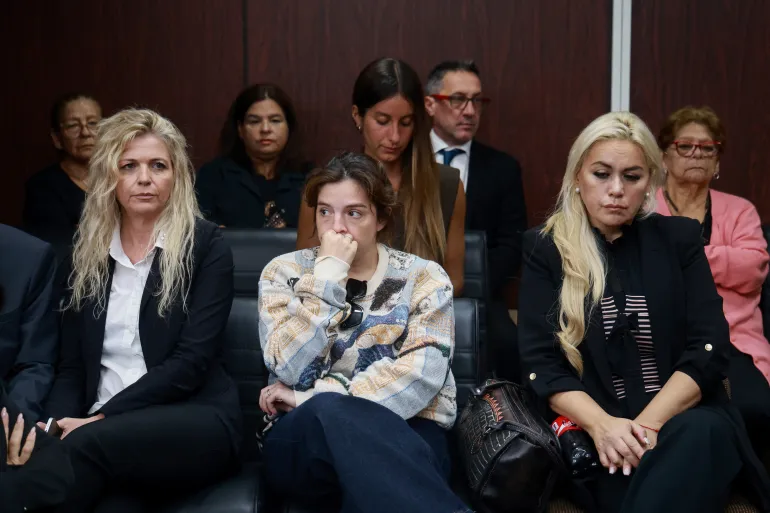 Dalma Maradona (a destra), figlia della leggenda del calcio argentino Diego Maradona e la sua ex compagna, Veronica Ojeda (a destra), sono visti in un tribunale durante un'udienza preliminare in un processo sulla sua morte a San Isidro, periferia di Buenos Aires, il 14 aprile 2026. (Foto di Tomas CUESTA / AFP)