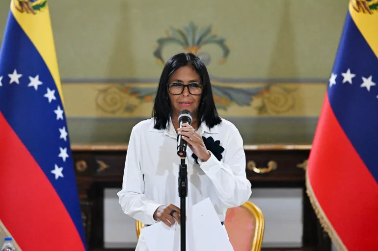 Il presidente ad interim del Venezuela Delcy Rodriguez parla durante una conferenza stampa dopo la firma di una cerimonia di accordo tra Chevron Venezuela e il governo nazionale presso il Palazzo Miraflores a Caracas il 13 aprile 2026.