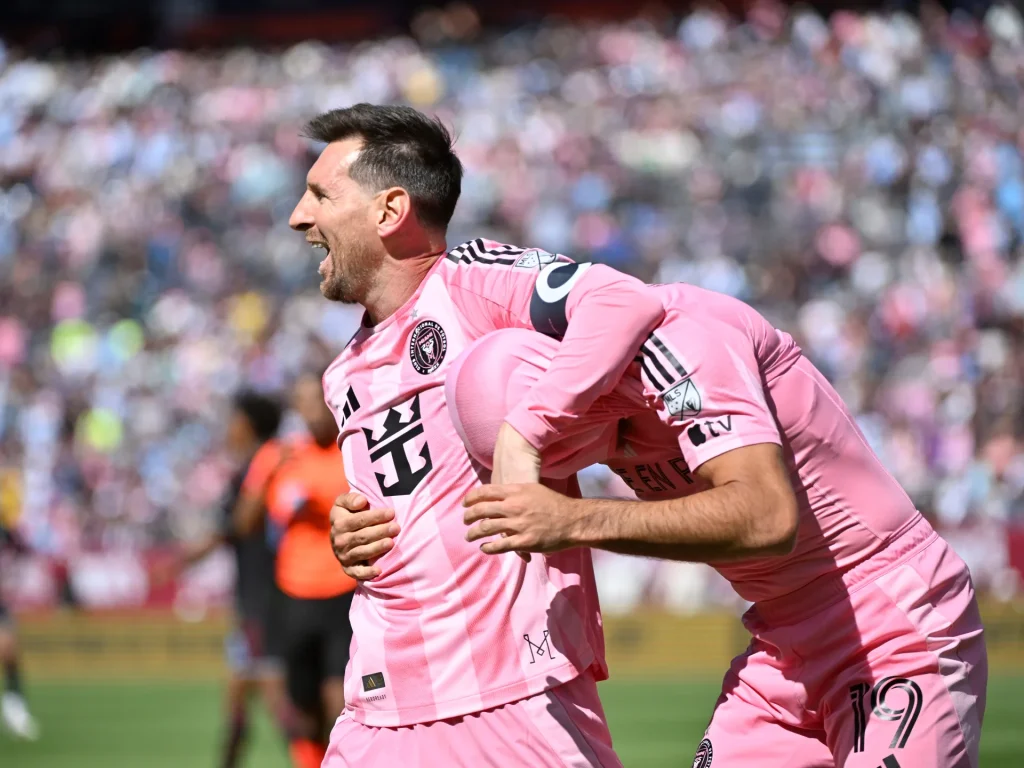 Lionel Messi segna una doppietta nella vittoria dell'Inter Miami sul Rapids in MLS