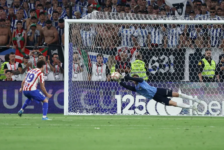 Julian Alvarez in azione.