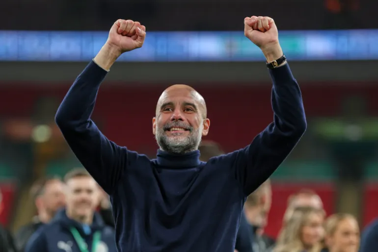 L'allenatore del Manchester City Pep Guardiola festeggia dopo che la sua squadra ha vinto la finale di calcio della Coppa di Lega inglese tra Arsenal e Manchester City a Londra, domenica 22 marzo 2026. (AP Photo/Richard Pelham)