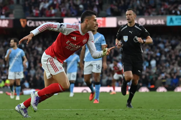 Il centrocampista brasiliano n. 11 dell'Arsenal Gabriel Martinelli festeggia dopo aver segnato il primo gol durante la partita di calcio della Premier League inglese tra Arsenal e Manchester City all'Emirates Stadium di Londra il 21 settembre 2025.