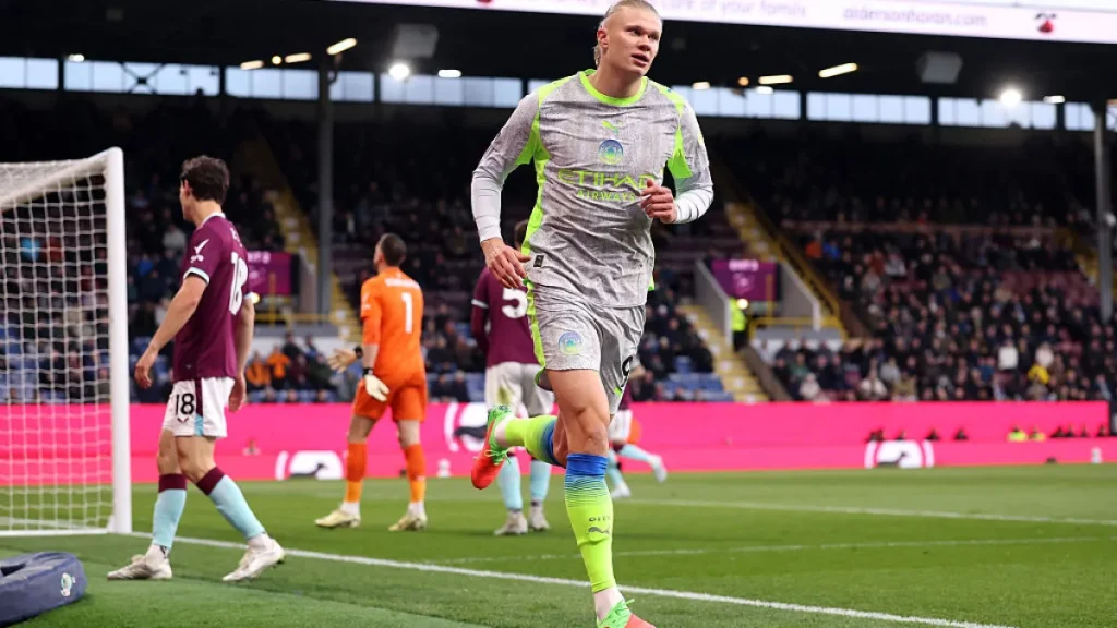 Il Manchester City rovescia l'Arsenal al vertice della Premier League con una vittoria nervosa a Burnley