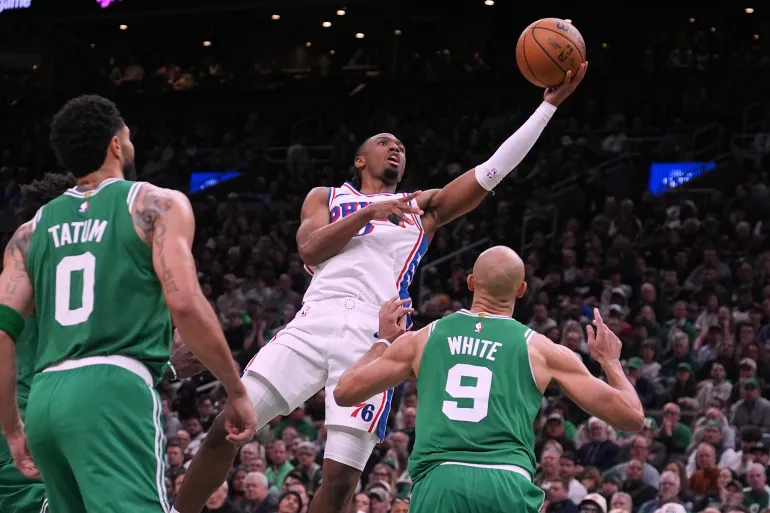 La guardia dei Philadelphia 76ers Tyrese Maxey (0) va a canestro contro i Boston Celtics durante la seconda metà di Gara 2 di una serie di basket dei playoff NBA del primo turno, martedì 21 aprile 2026, a Boston. (Foto AP/Charles Krupa)