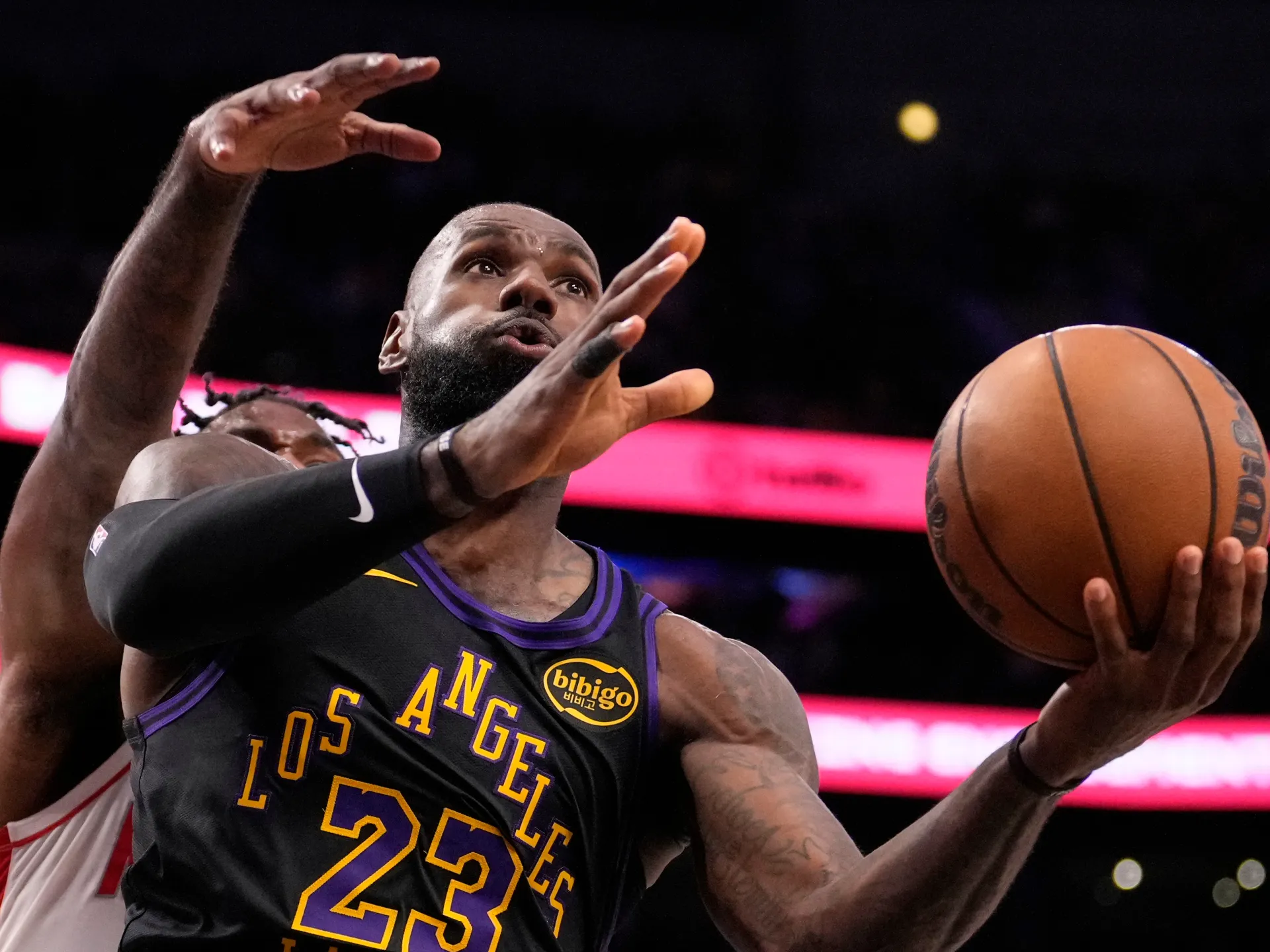 LeBron James segna 28 reti, i Lakers si portano in vantaggio per 2-0 sui Rockets nella serie NBA Playoff