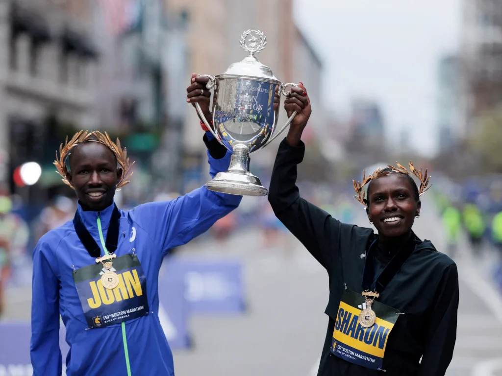 I keniani John Korir e Sharon Lokedi vincono la maratona di Boston in una giornata da record