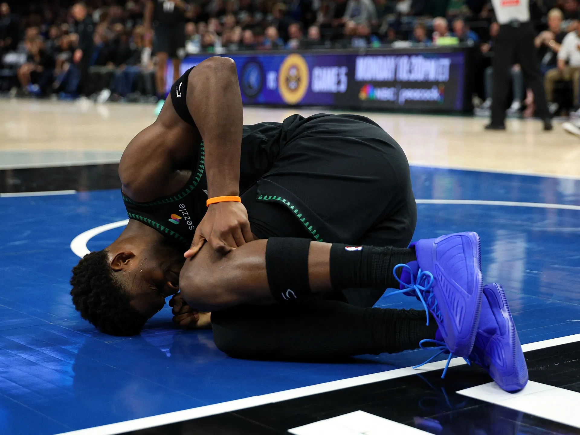 Anthony Edwards si infortuna al ginocchio nella vittoria in Gara 4 dei Timberwolves contro i Nuggets