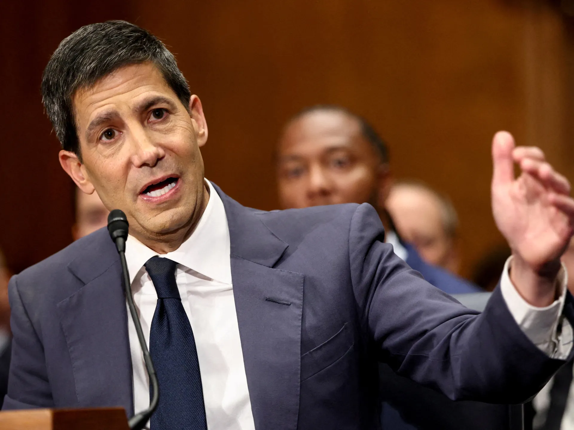 La commissione del Senato avanza la nomina di Kevin Warsh alla presidenza della Fed americana