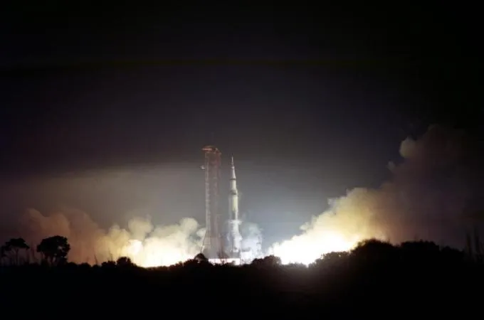 Lancio della missione finale di atterraggio sulla Luna nel programma Apollo della NASA