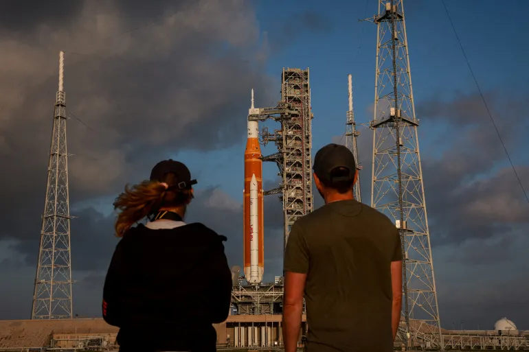 La gente guarda il razzo lunare di prossima generazione della NASA, il razzo Space Launch System (SLS) con la capsula dell'equipaggio Orion, sul Pad 39B prima del lancio della missione Artemis II al Kennedy Space Center di Cape Canaveral, Florida, Stati Uniti, 29 marzo 2026. REUTERS/Brendan McDermid IMMAGINI TPX DEL GIORNO