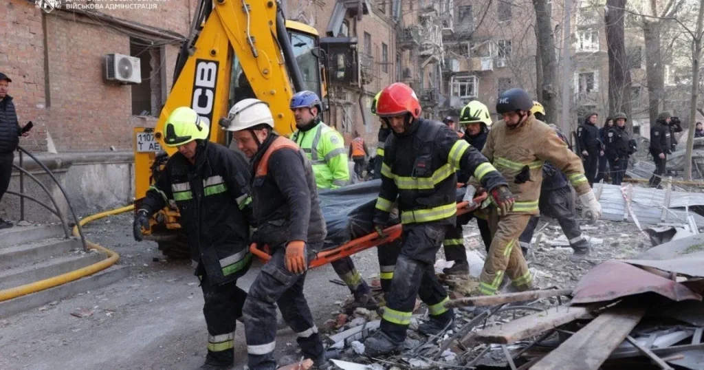 Gli attacchi russi all'Ucraina uccidono almeno cinque persone e danneggiano una nave nel porto