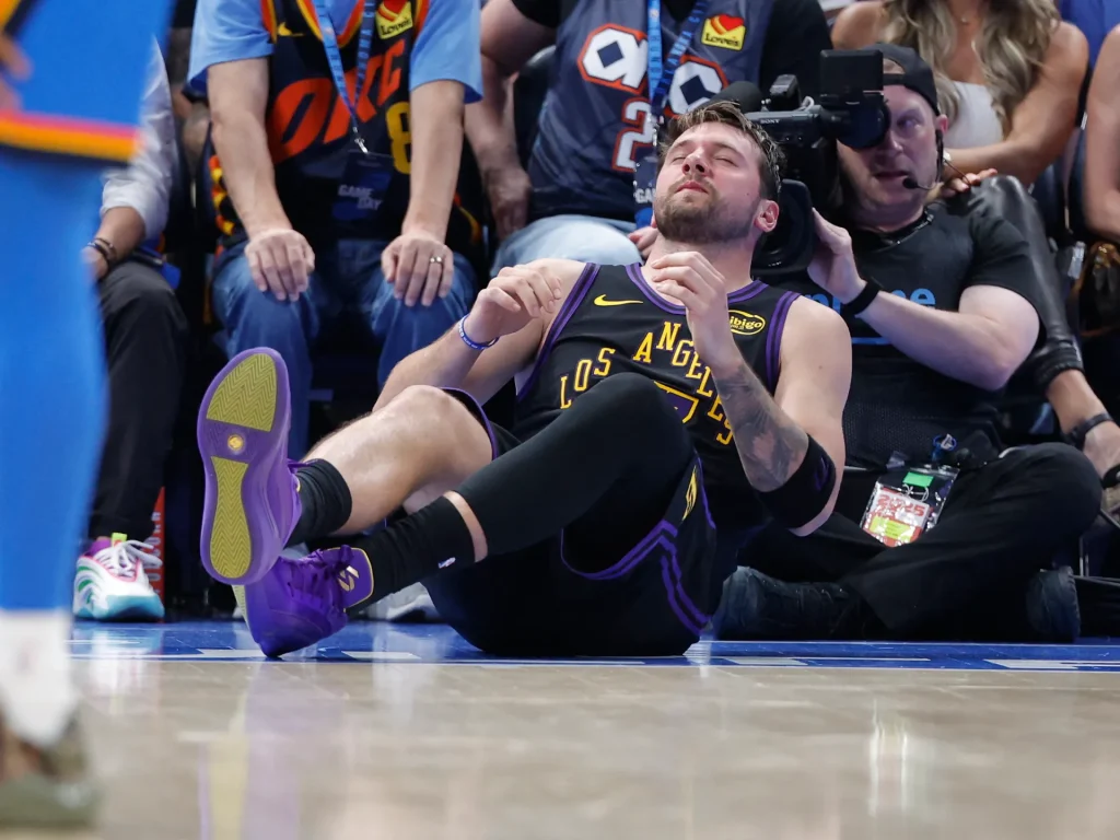 I Lakers hanno subito una delle sconfitte più pesanti contro i Thunder e sono stati colpiti dall'infortunio di Doncic