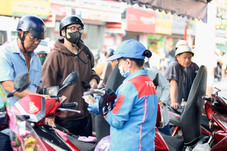Un pendolare fa rifornimento in una stazione di servizio di Ho Chi Minh City il 27 marzo. Govi ​​Snell _ Al Jazeera_-1775367397