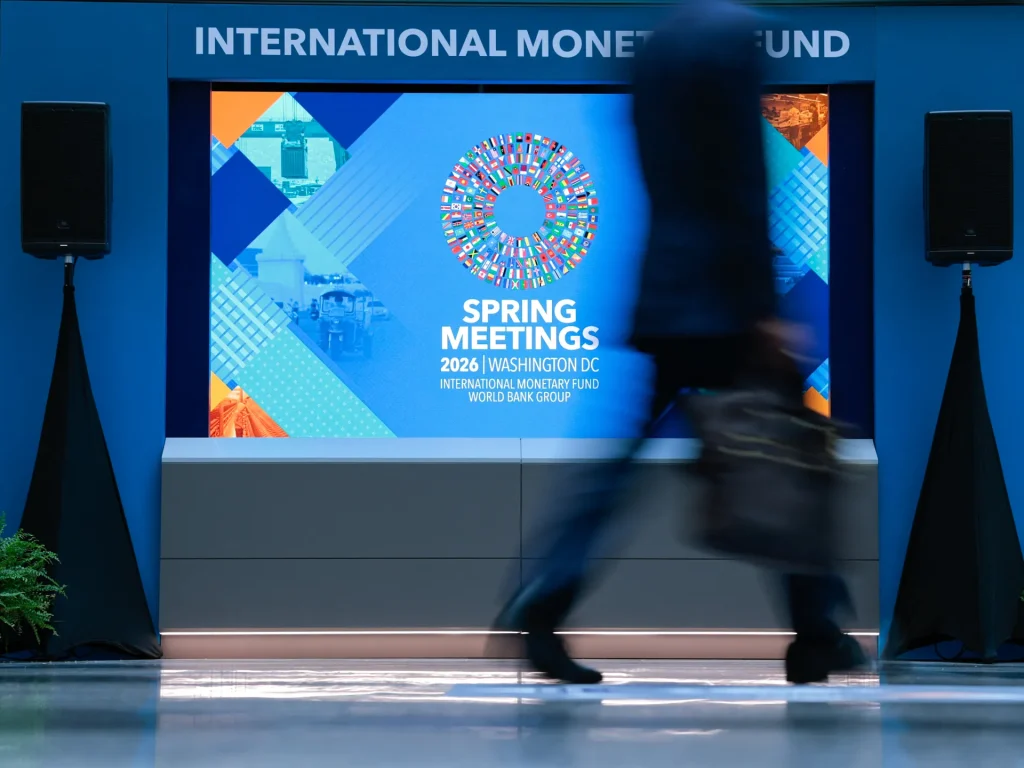 Il FMI taglia le previsioni di crescita globale durante il blocco di Hormuz