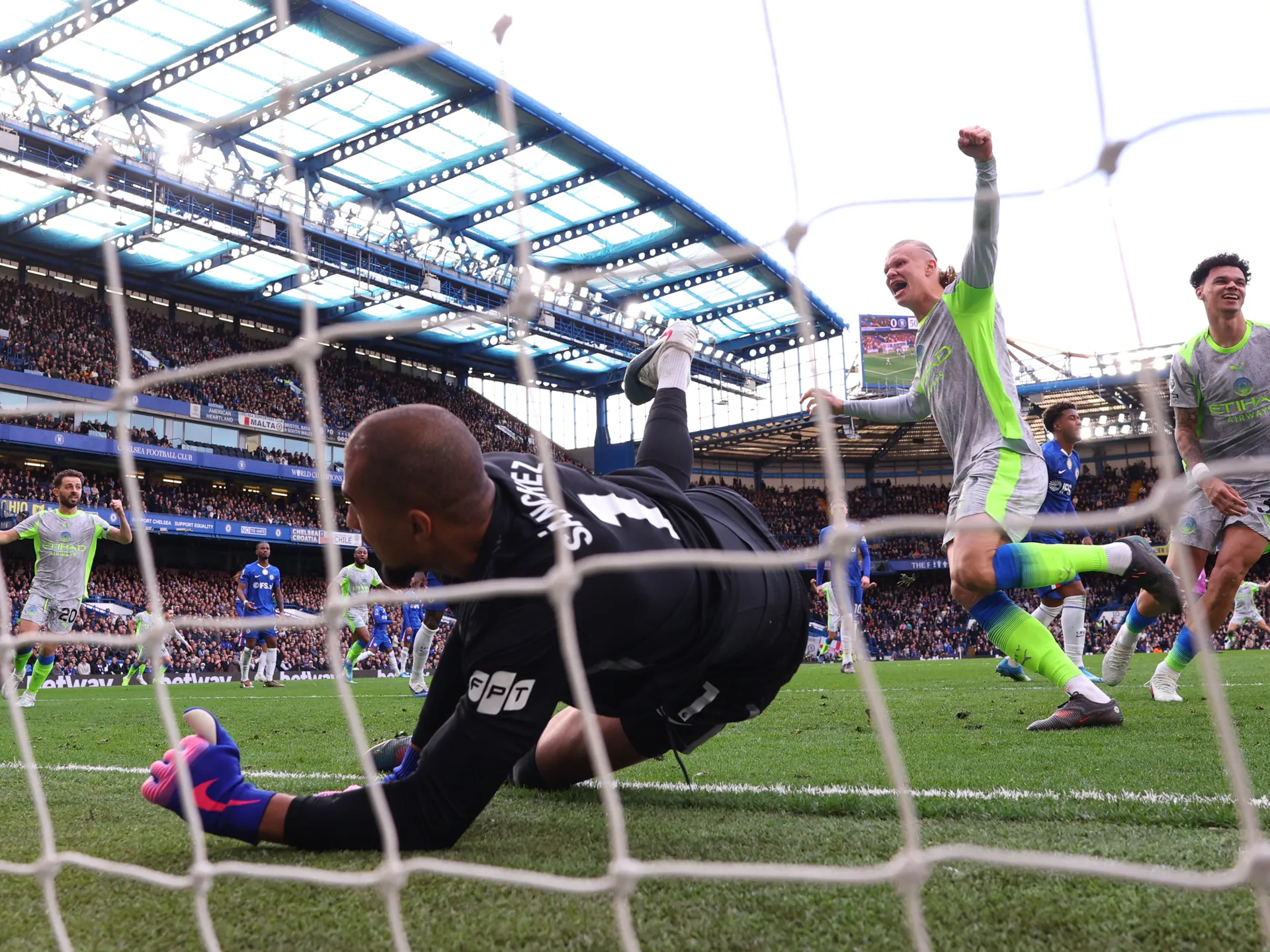 Il Manchester City sconfigge il Chelsea 3-0 e colma il divario con l'Arsenal capolista della Premier League