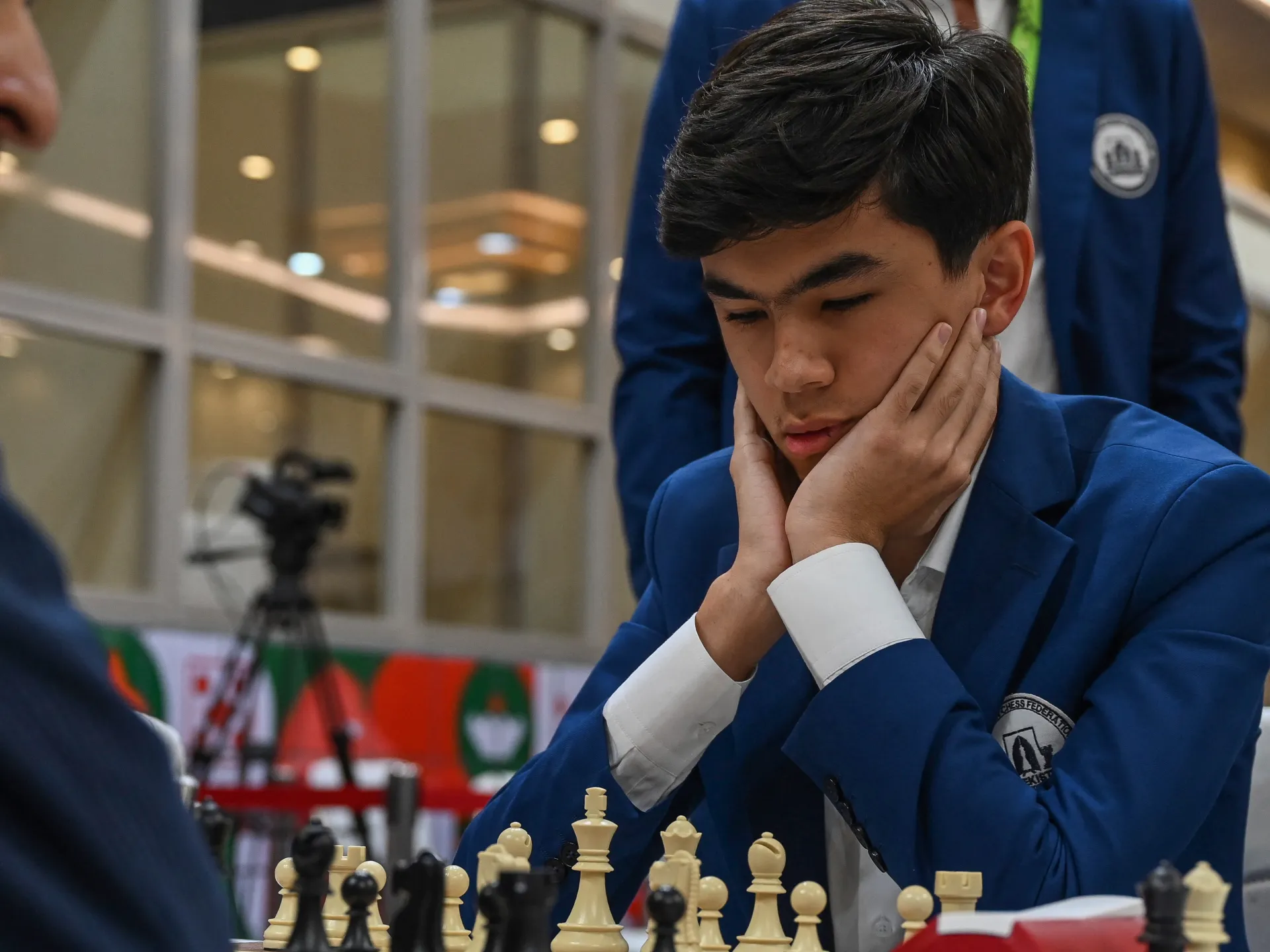 Il grande maestro di scacchi uzbeko Sindarov organizza una partita per il titolo mondiale con Gukesh