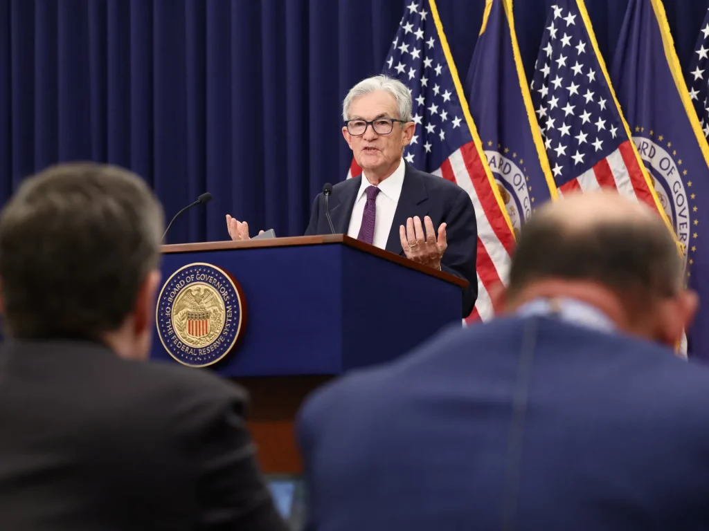 La Fed americana mantiene i tassi stabili e Powell resta nel suo consiglio di amministrazione