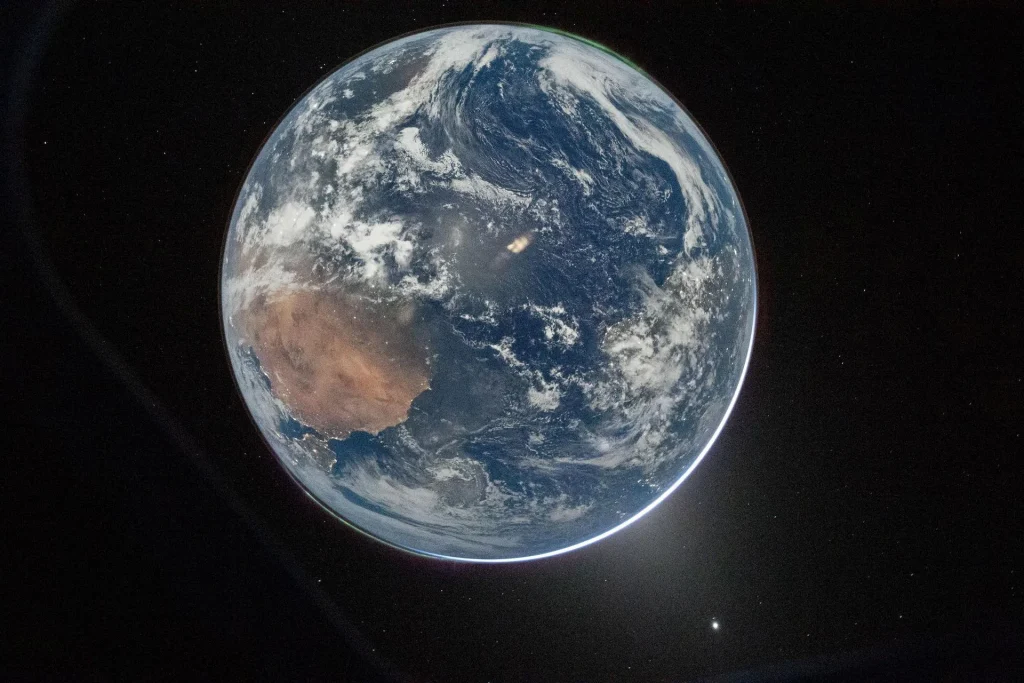 La Terra vista dal retro degli astronauti dell'Artemis II | Notizie sullo spazio